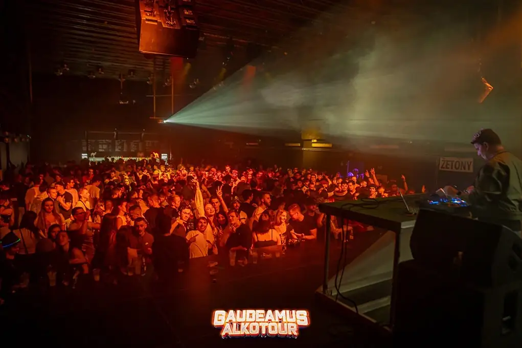Červené světlo a laser nad parketem