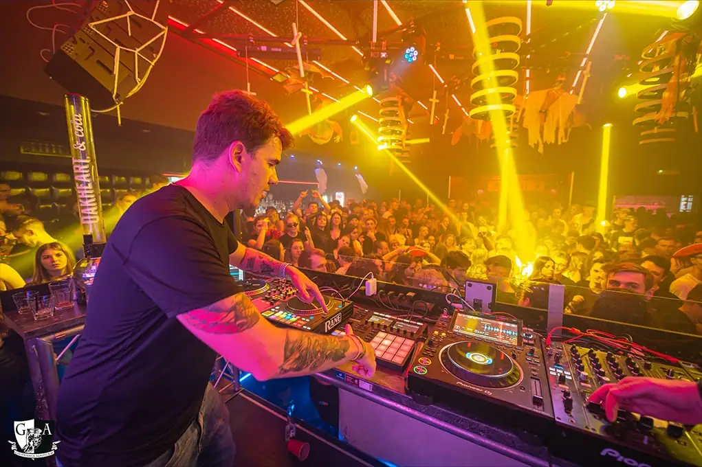 DJ za pultem a plný sál v Olomouci