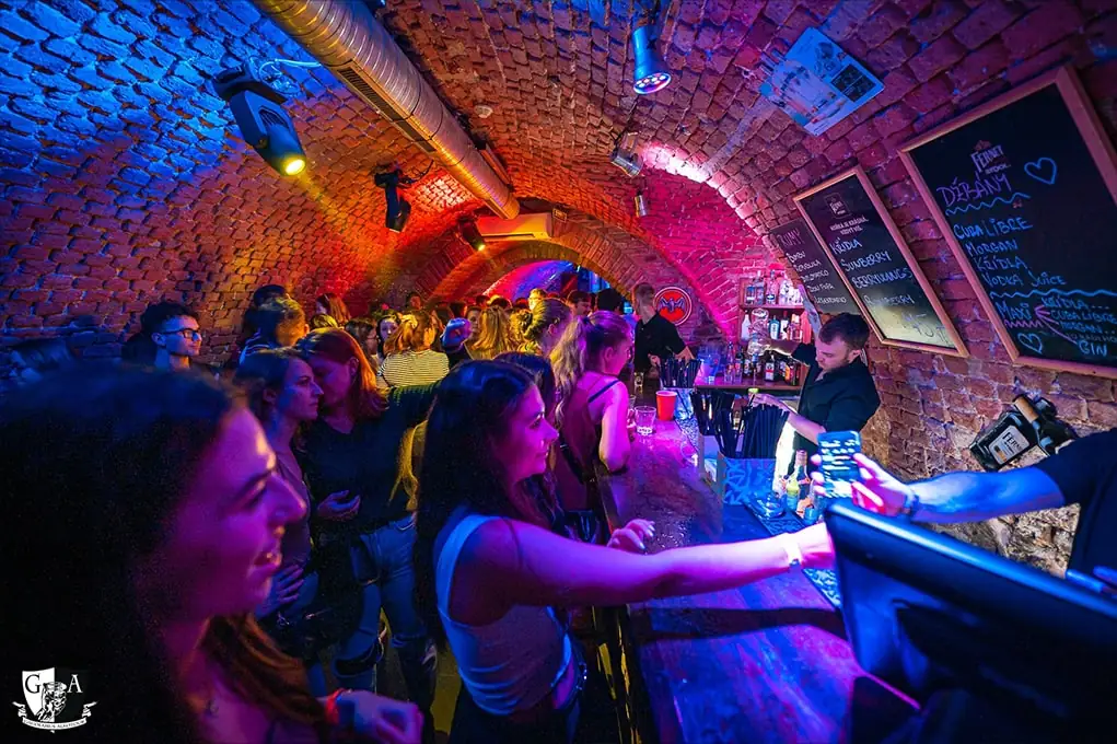 Olomouc: Bar pod klenbou